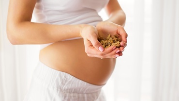 De ce sunt nucile şi migdalele recomandate în timpul sarcinii?