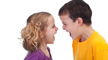 Conflictele între copii – ne băgăm sau îi lăsăm să se descurce?