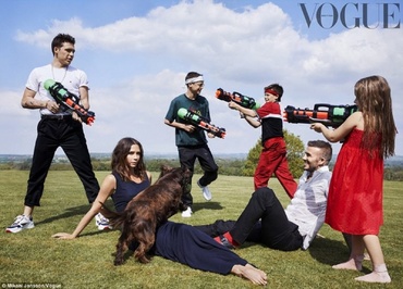 Victoria Beckham, apariție spectaculoasă în revista Vogue, alături de cei patru copii