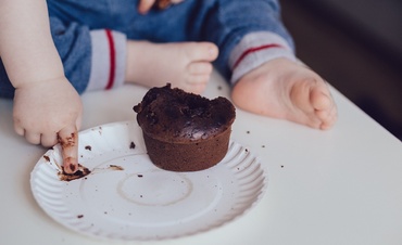 Dr. Simona Tivadar: „Copiii nu mănâncă două ciocolate pe zi pentru că a plouat cu ciocolată într-un loc în care ei trăiau de capul lor, ci pentru că au niște părinți iresponsabili care le cumpără două ciocolate pe zi”