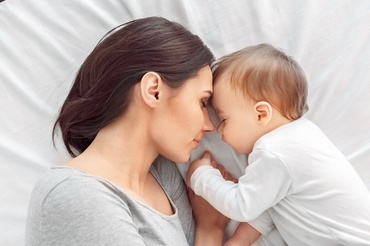 Să ai un sat care să te ajute să îți crești copilul și să te simți vinovată pentru asta