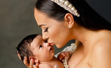 Iair, băiețelul Vlăduței Lupău, a împlinit 2 luni. Ce poze amuzante i-a făcut mămica lui