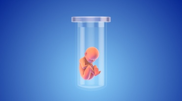 S-a născut primul bebeluş cu trei părinți. Are ADN-ul a trei persoane