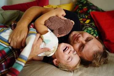 Stiluri de parenting în 2025: Între inovație, empatie și control… cu iubire