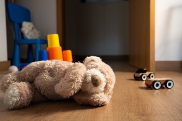 Copil de 2 ani, salvat de polițiști, după ce mama lui a anunțat că îl va ucide