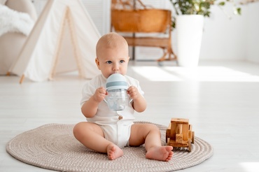 Alimentația bebelușului în zilele caniculare: câtă apă e prea mult, câtă e prea puțină?