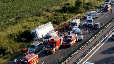 Autocar plin cu copii, răsturnat pe autostrada A2. Un adult a decedat. Care e starea copiilor răniți