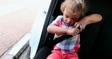 Un copil de nici doi ani a căzut dintr-o mașină în mers, după ce fratele lui mare i-a desfăcut centura și a deschis portiera