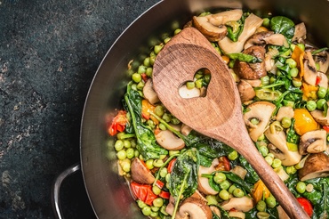 Ce să pui pe masă când n-ai timp de gătit – rețete sub 15 minute pentru familii ocupate