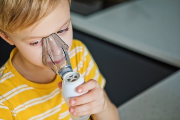 Cum se fac corect aerosolii la copii: procedură, doze și greșeli frecvente