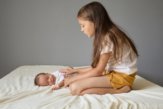 Ce se întâmplă în creierul primului tău copil când apare un frățior — și ce poți face tu