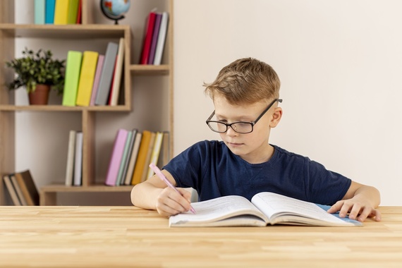 Se apropie examenele! Cum îți ajuți copilul să învețe inteligent