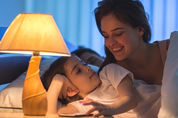 3 întrebări prin care să te conectezi cu copilul tău, în fiecare seară, înainte de somn