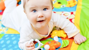 Dezvoltarea bebelușilor: Mai puține dezmierdări, mai multe provocări!